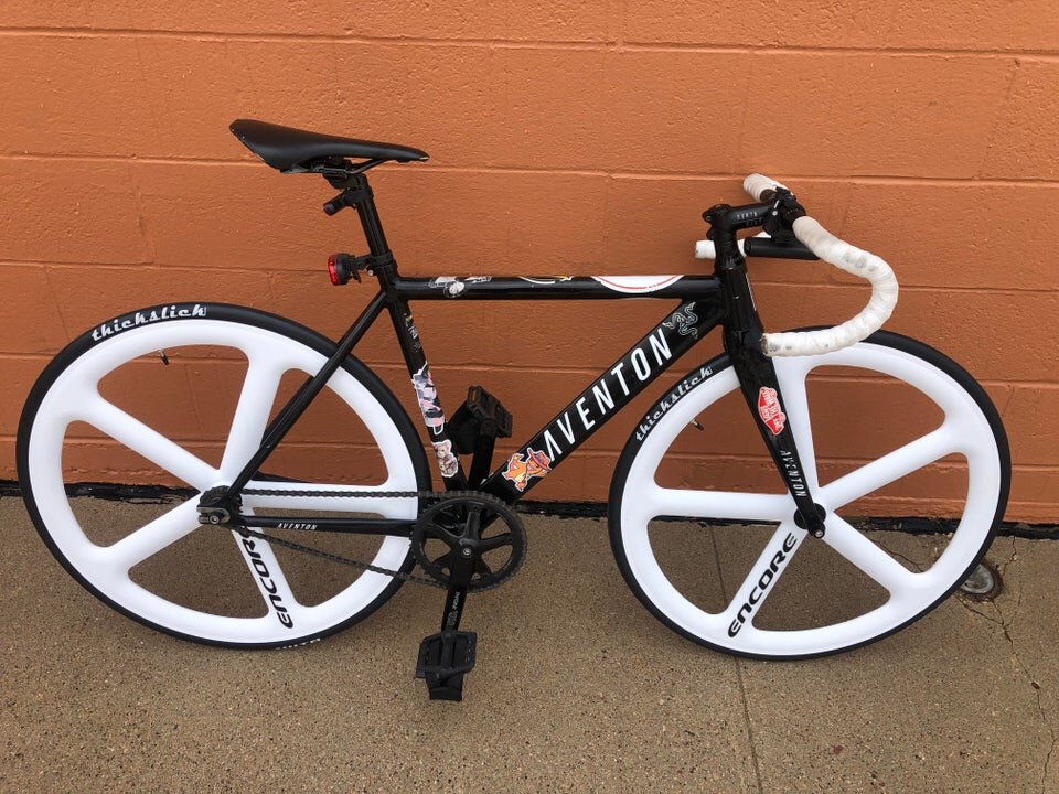 santafixie's tweet photo. 🤔 Abrimos debate. Cintas de manillar blancas.
¿Sí o no?
📷 Vía #redddit https://t.co/gIyHooru98