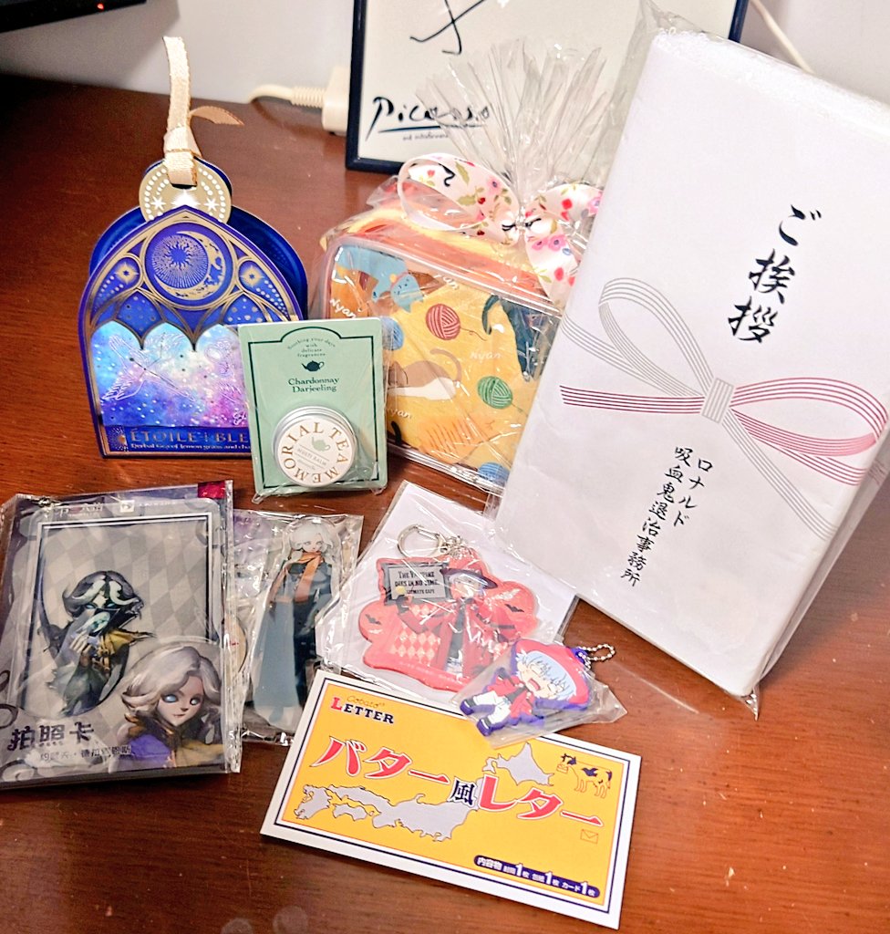 びぇっ…!!!送り送られを繰り返してまたまたなんか沢山いただいちゃった…!!!ありがとう👏👏
某退治事務所のアレを一番見えるところに置くのとか入れてくれたものとかお手紙とかマスキングテープのチョイスが良すぎてなんかしっかり好みを把握されてるなぁ😎
あとマルイジョゼめっっっちゃ嬉しい