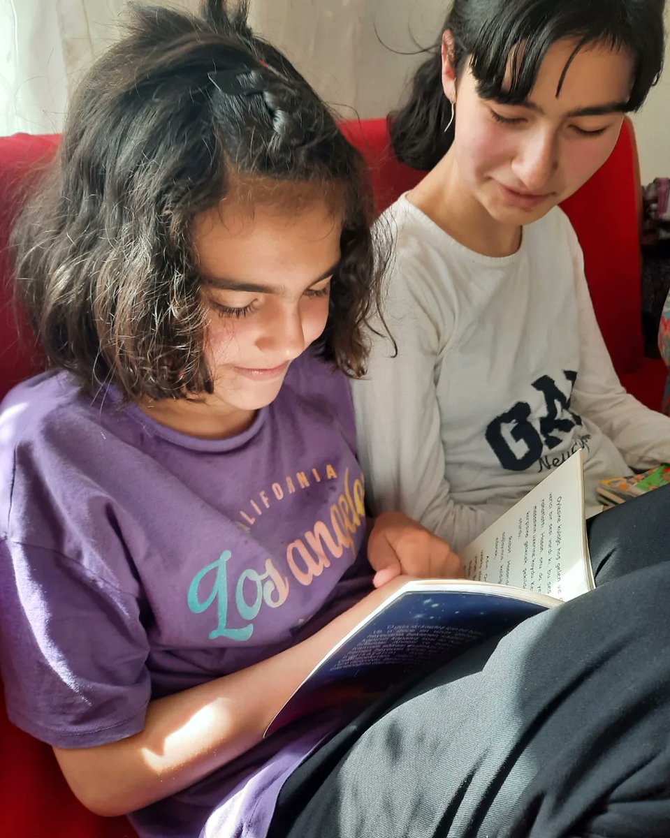 SebenHalk's tweet photo. #Engelsizkütüphane  projemiz kapsamında ziyaretlerimiz devam ediyor.Ümmügülsüm daha önce getirdiğimiz kitapların çoğunu okumuş👏 Şimdi yenilerini okumak için sabırsızlanıyor. Artık onunda büyük bir kitaplığı var📚🤍

#okumakiçinengelyoktur 
#engelsizkütüphane https://t.co/5CLRPSL3Ut