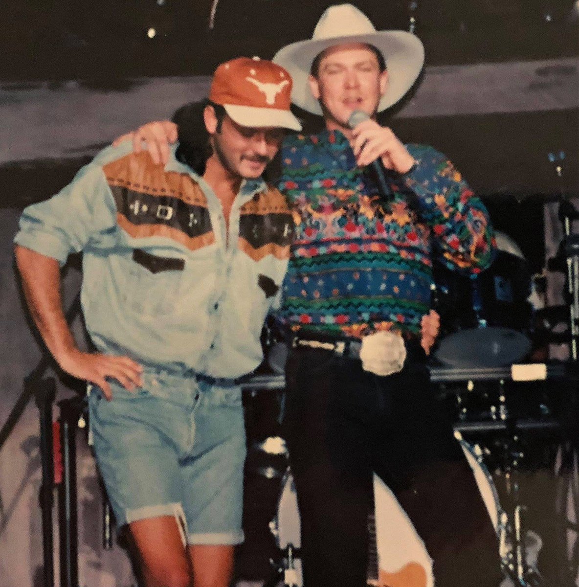 WhiskeyRiff's tweet photo. Guys bein' dudes in the '90s...electric. https://t.co/8K3RGHKacN