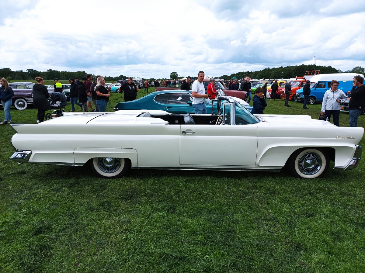 Efkes 'brommers kieken' en âlde auto's. Prachtig spul.