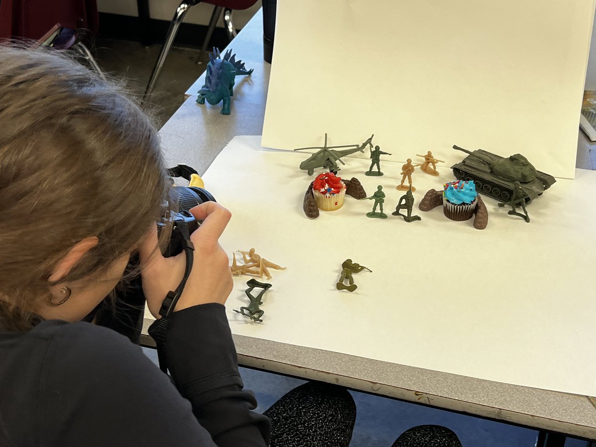 Hoban_AP_Art's tweet photo. It’s CUPCAKE WARS in photo 1 classes! #shallowdepth #greatdepth #lighting #loveit @RSHSPrincipal @rockwoodschools @RSDfinearts https://t.co/TzuK9k3tfW