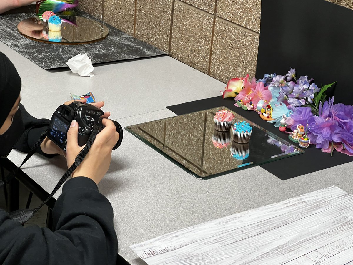 Hoban_AP_Art's tweet photo. It’s CUPCAKE WARS in photo 1 classes! #shallowdepth #greatdepth #lighting #loveit @RSHSPrincipal @rockwoodschools @RSDfinearts https://t.co/TzuK9k3tfW