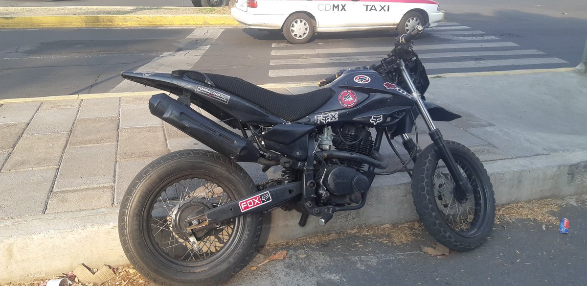 OraculoEnMedios's tweet photo. Buen día @SSC_CDMX @locatel_mx @UCS_GCDMX reporto motocicleta abandonada en Prolongación Division del Norte y Caporal. UH Narciso Mendoza. No tiene placas y lleva ahí más de una semana. Saludos. https://t.co/YauaA8RPFG