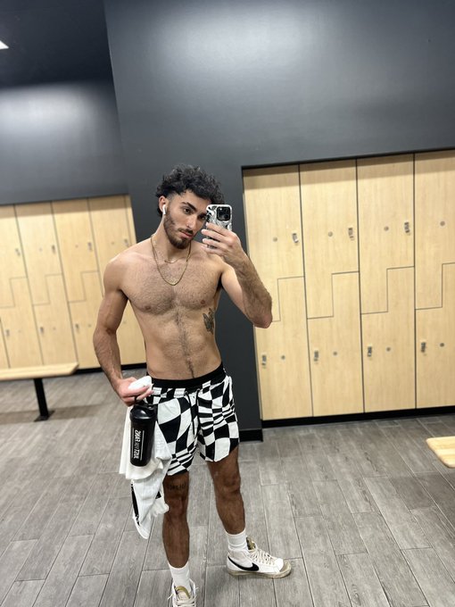 Come and join me for leg day 🦵 https://t.co/zJsSRAGzJb