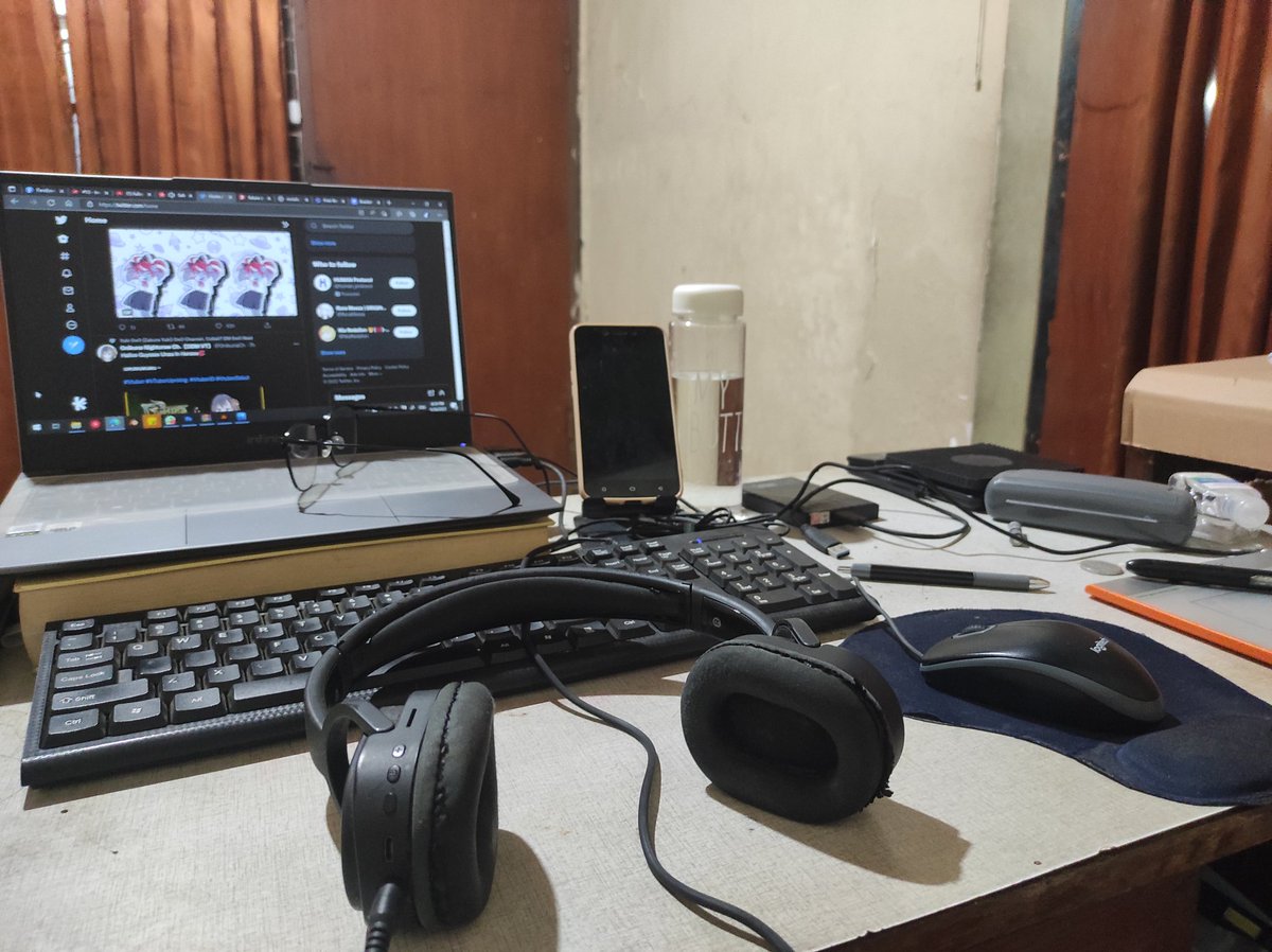 Kloworman's tweet photo. Di sebelah laptop masih ada tempat kosong buat monitor lagi. Di sebelahku juga masih ada tempat kosong buat kamu. #Kaelanalysis https://t.co/pO3oKhpClk