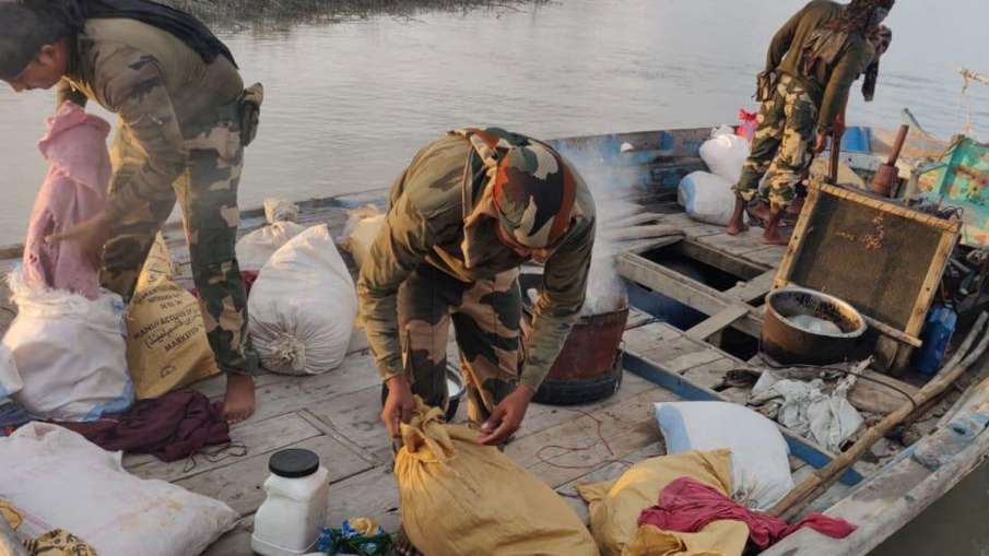 deshbhktindians's tweet photo. #BSF_SeizedPakBoat : #Alert_BSF भुज ने हरामी नाला एरिया से दो पाक मछुआरों को ��र चार पाक मछली पकड़ने वाली नौकाएं जब्त कीं* 

#TeJran #JERU #TejaTroops #TejasswiPrakash https://t.co/5LGfIdmPLl
