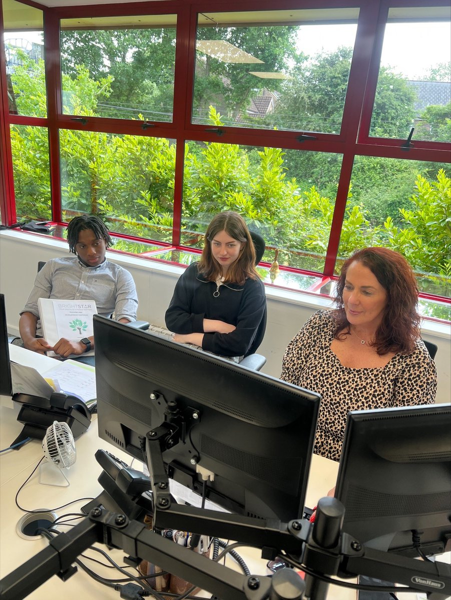 Welcoming our young learners to the Bridging &amp; Commercial desk!

Great to see them getting involved. Sat with our lovely &amp; knowledgeable <a href="/JacquiEdwards09/">Jacqui Edwards</a> to show them the ropes!

#GrowOurOwn #TeachersAndLearners #SpecialistFinance 👩‍🏫⭐️