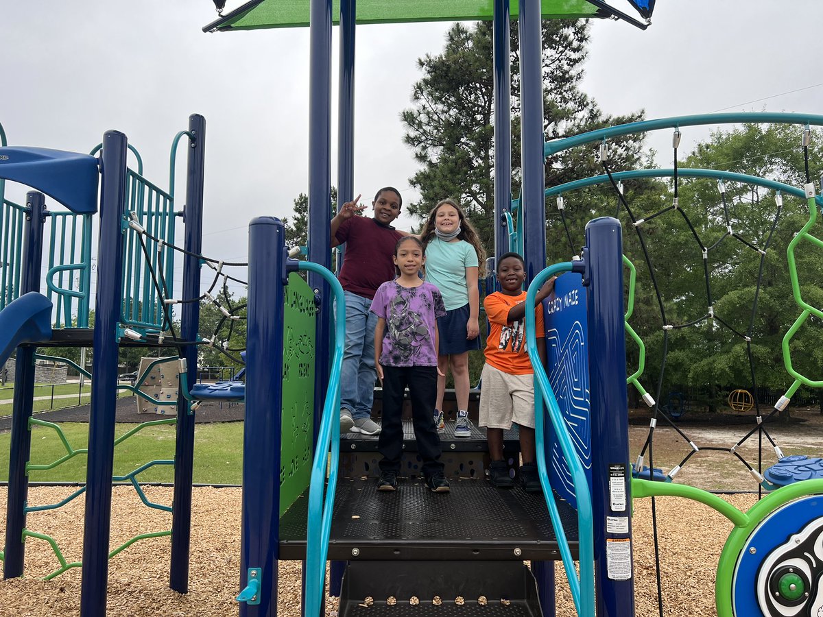 JessicaLiteracy's tweet photo. Celebrating our top readers and earners for our Spring Read-a-Thon with Extra Recess and a Movie Party!! Way to go Stars!!! @SEstarsR2 https://t.co/dJvFB9EahE