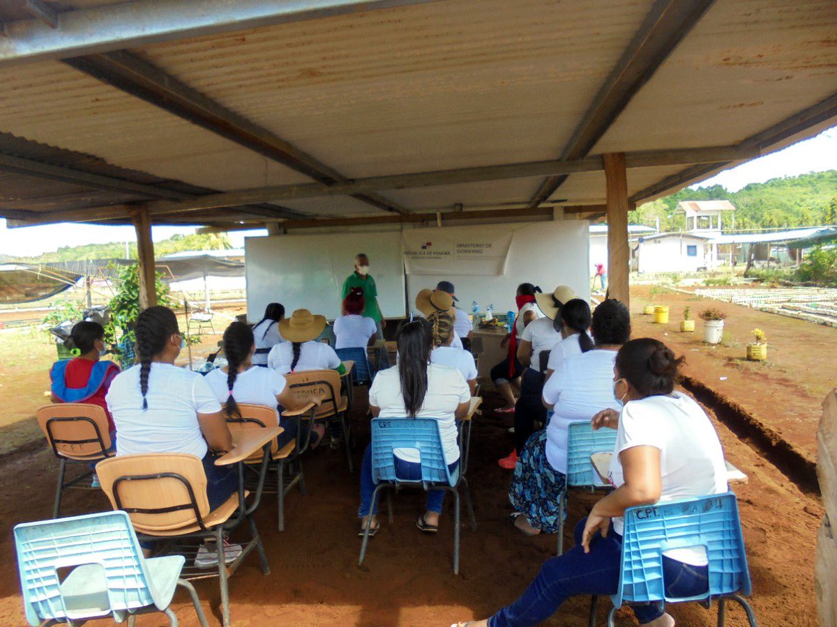 InadehOficial's tweet photo. 📍Chiriquí| Treinta privadas de libertad del Centro Penitenciario Los Algarrobos están aprendiendo a preparar abono orgánico, gracias al curso que les imparte el instructor del Centro @InadehOficial de Santa Marta, Rodrigo De La Lastra.
#INADEHTeCapacita
#INADEHContigo https://t.co/0fWDvDXepD