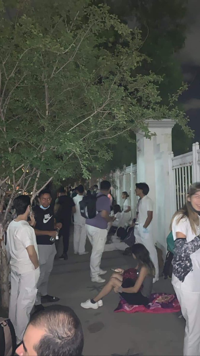 Whata77's tweet photo. Neta?? Alumnos de la Facultad de Odontologia  haciendo fila afuera de la escuela a las 4 AMbpara tener un lugar en clinica esperando agarrar la unidad que funcione porque los yakuza no les dan mantenimiento??@samuel_garcias haber si puedes hacer algo por ayudarlos, https://t.co/rqXDfenHEV