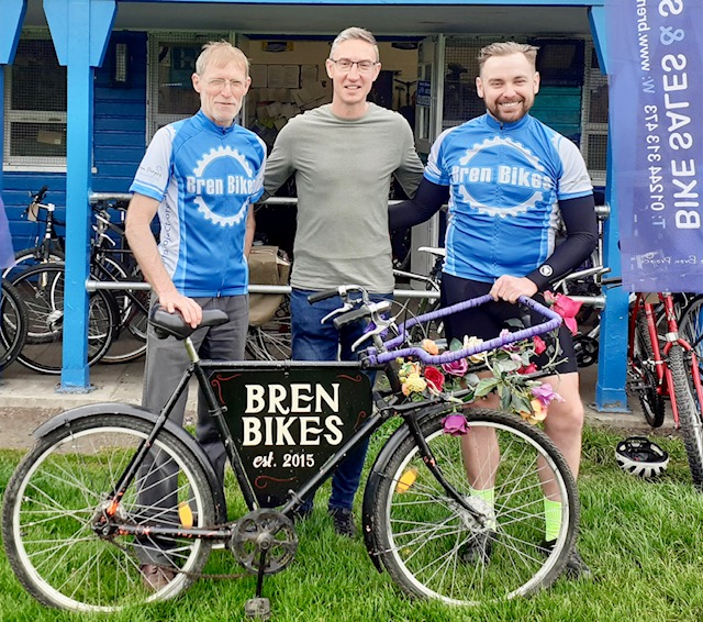 The wonderful Brendan Harrington &amp; Joel Felton are fundraising for us this weekend, by undertaking the grueling London 100 bike ride! 

Please do consider supporting them by visiting their JustGiving pages below - thank you!

justgiving.com/fundraising/jo…...
justgiving.com/fundraising/br…
