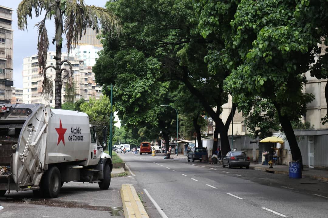 👁‍🗨Así realiza la fuerza trabajadora 🦺🧹 #SupraCcs 🚚 su recorrido por la ciudad 🏘️ dejando los espacios totalmente limpios para el libre tránsito de los caraqueños 👫