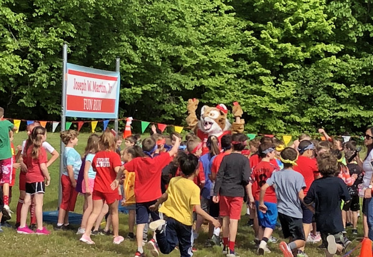 JWMartinSchool's tweet photo. The Fun Run has begun!! #MartInThisTogether #LoveNorthSchools https://t.co/vXsCW7jd2F