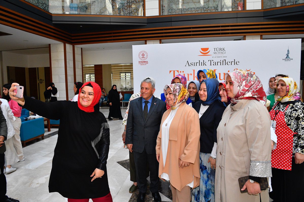 SeymaDgc's tweet photo. Kadınlarımız yine iş başında.😎

#TürkMutfağıHaftası vesilesiyle gerçekleştirdiğimiz organizasyonda, aşçılık kursiyerlerimiz hazırladıkları muhteşem sunumlar ile bizi mest etti. 

Türk mutfağı, bizim mutfağımız bir başka… Emeği geçen herkese teşekkür ediyorum🤗 https://t.co/CkWCAa3FPA
