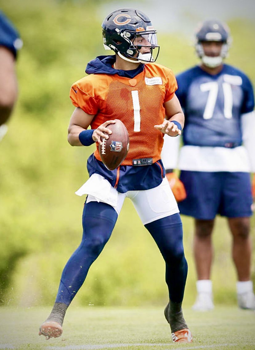 scar179nyc's tweet photo. #DaBears QB1 🤩🔥🔥 https://t.co/8sxkdzZfga