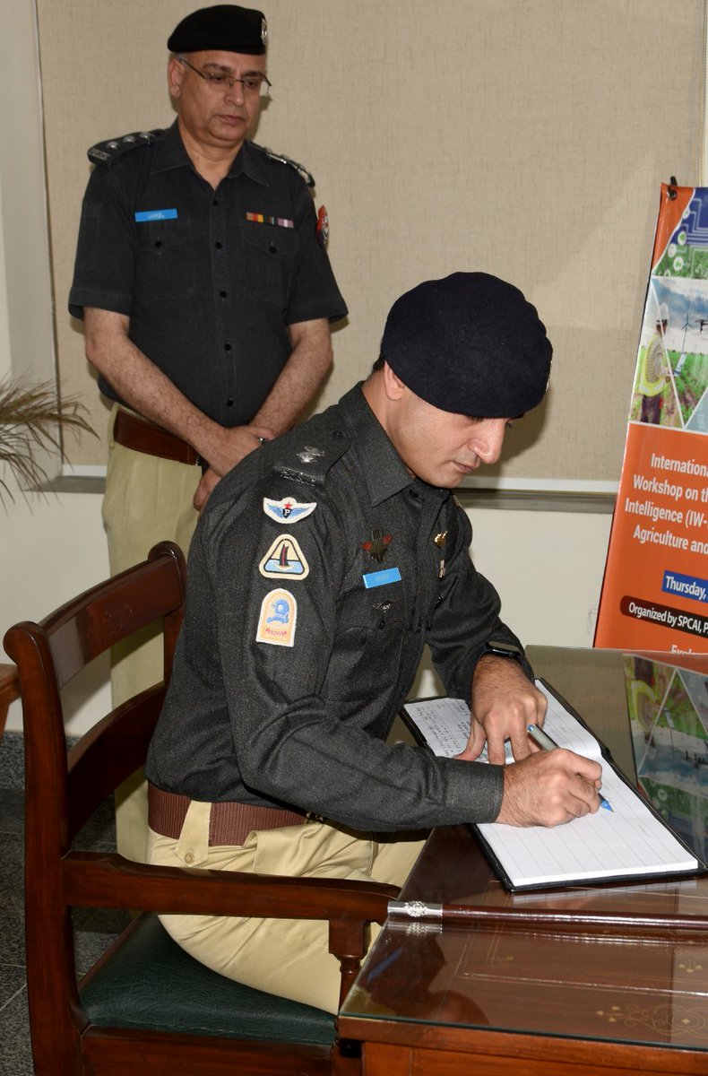 HaripurPolice's tweet photo. ڈی پی او ہری پور لیفٹینٹ کمانڈر (ر) کاشف آفتاب عباسی کا پاک آسٹریا یونیورسٹی 
 کا دورہ۔ یونیورسٹی میں مختلف شعبہ جات کا دورہ کیا۔ تعلیمی اداروں کو سیکیورٹی سہولیات فراہم کرنا ہماری ترجیحات میں شامل ہے۔ یونیورسٹی میں فارنرز کی سیکورٹی کے لئے پولیس کی نفری تعینات کی جائے گی https://t.co/kogoIK25OA