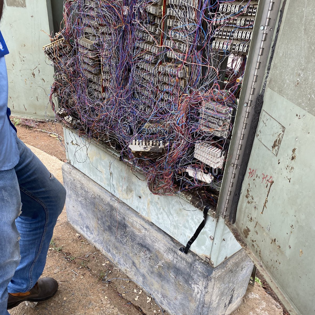elias_rivas's tweet photo. #Cantv debes decir la verdad. No es por “doble corte de fibra óptica” que no sirve el servicio, es que no saben ni por dónde empezar. https://t.co/UVuYNd05Gl