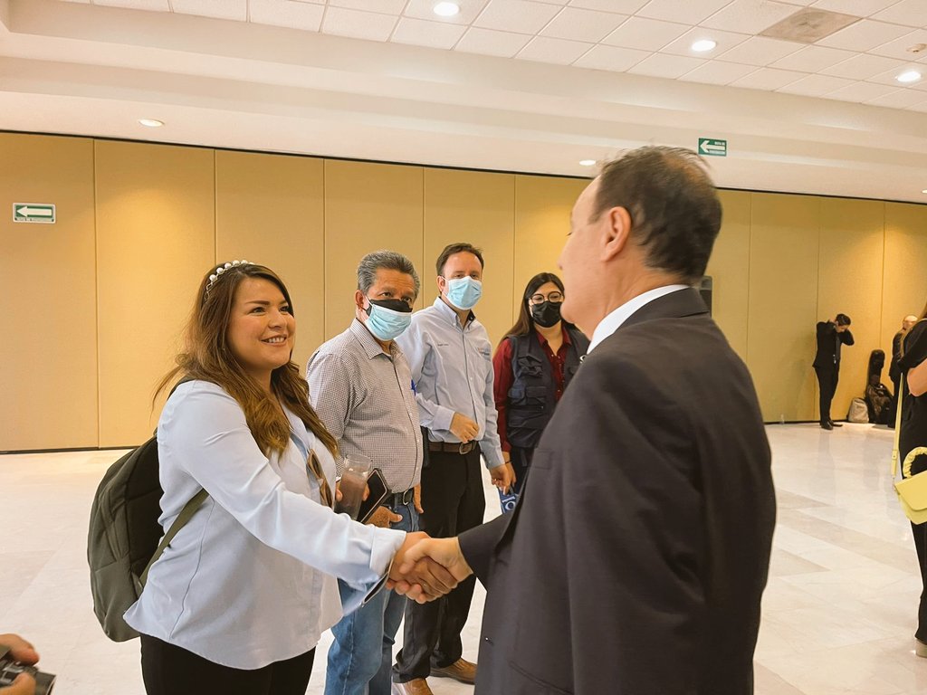 solangelochoa's tweet photo. Yo ayer en modo #reporteandoando 💛
¿Qué creen que me dijeron? @tonoastiazaran @AlfonsoDurazo @JacoboMendozaR
Se agradece siempre que las autoridades sean tan accesibles. https://t.co/qdg1FHaSZq
