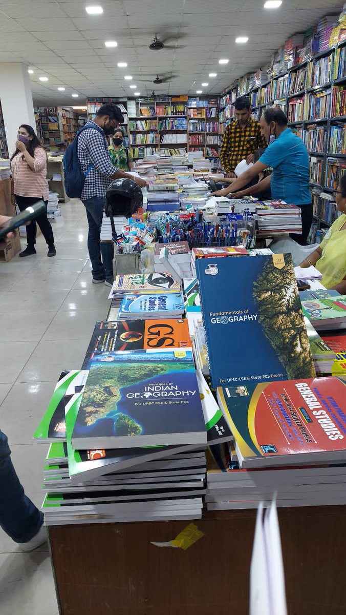DrGauravGarg4's tweet image. Our books have reached offline markets today in Delhi. #UPSC #Geography