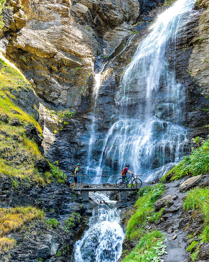 Huesca_LaMagia's tweet photo. Si estáis buscando una excursión sencilla pero que os deje con la boca abierta 😍🌲💦,la ruta de las 3 cascadas es una de las excursiones más fáciles y espectaculares de la zona de Benasque! 👏⭐️
#huescalamagia #excursioneshuesca #huesca #excursioneshuesca #vacaciones #cascadas https://t.co/B5nusw3rNG