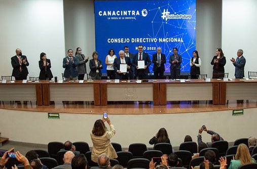 JACentenoR's tweet photo. Los industriales de México estamos convencidos que uniendo esfuerzos lograremos el fortalecimiento económico y el desarrollo industrial de nuestro país.🤝🏻

Celebro el convenio de colaboración firmado con el Lic. Rafael Marín, Dir. Gral.@Programa_Istmo y el Lic. @HectorRamirezR_ https://t.co/mTTatkMI4N