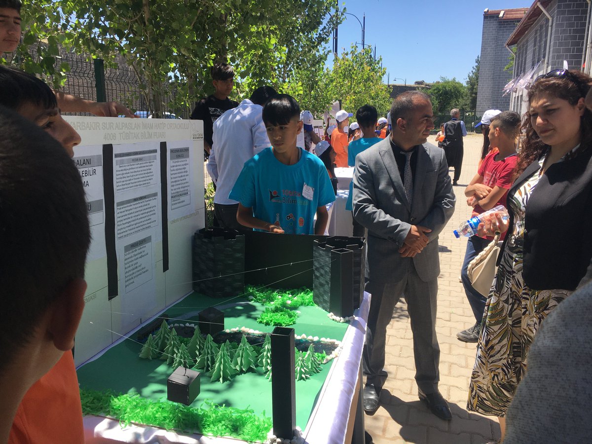 Bugün Tübitak 4006 Bilim Fuarımızın açılışını yaptık. Değerli ilçe milli eğitim müdürümüz <a href="/ErnezDemir/">Demir Ernez</a>’e , şube müdürlerimize ve katılım gösteren okul müdürlerine teşekkür ederiz. <a href="/SurMilliEgitim/">Sur İlçe Milli Eğitim Müdürlüğü</a> <a href="/Diyarbakirmem/">Diyarbakır İl Millî Eğitim Müdürlüğü</a>  <a href="/Murat4Kucukali/">Murat Küçükali</a> <a href="/meb_dinogretimi/">MEB Din Öğretimi Genel Müdürlüğü</a>