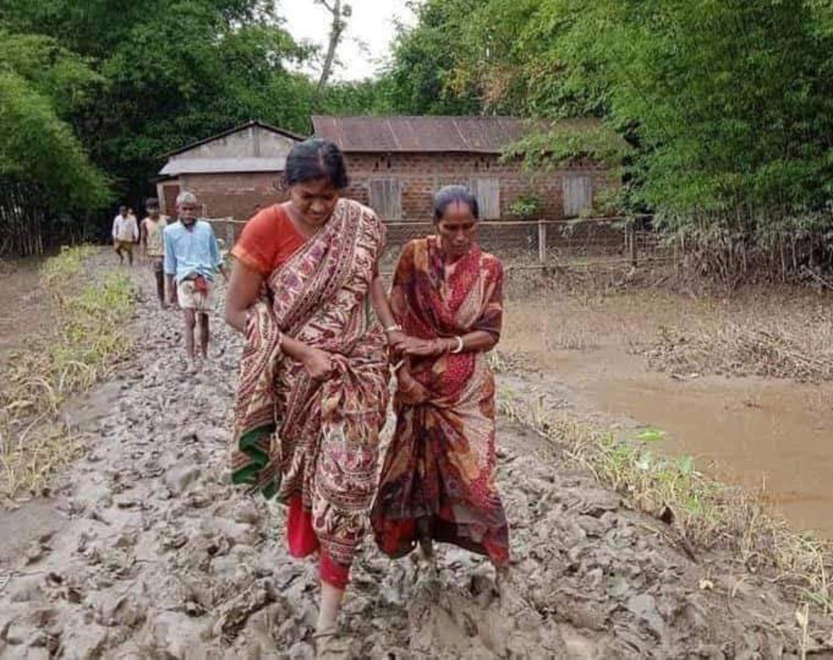 navneetmishra99's tweet photo. कीचड़ में चल रहीं ये महिला 2013 बैच की IAS   कीर्ति जल्ली हैं। असम के कछार जिले की DC हैं। बाढ़ प्रभावित जिले के सुदूर गांवों में भी जा रहीं, जहां दूसरे अफसर जाने से परहेज करते हैं।जब कुछ IAS अफसर घमंड में फरियादियों को डांट लगाते हैं,तब ऐसे अफसरों की तस्वीरें शेयर करना जरूरी है। https://t.co/4lira5vACj