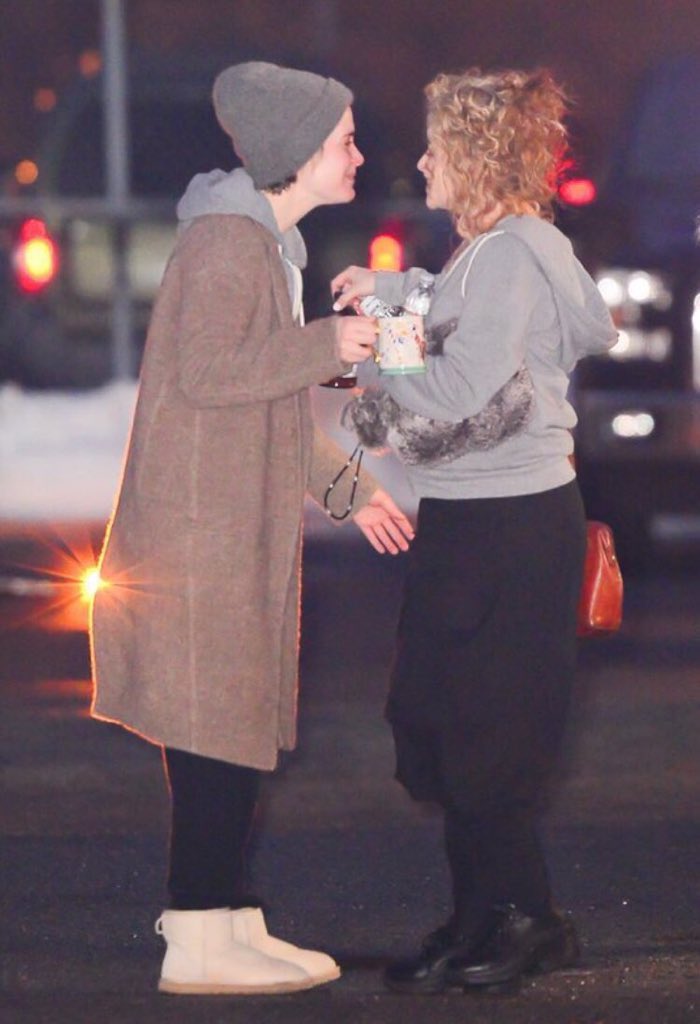 Sarah paulson & helena bonham carter behind-the-scenes during o8 era<3

happy birthday to helena bonham carter!! 