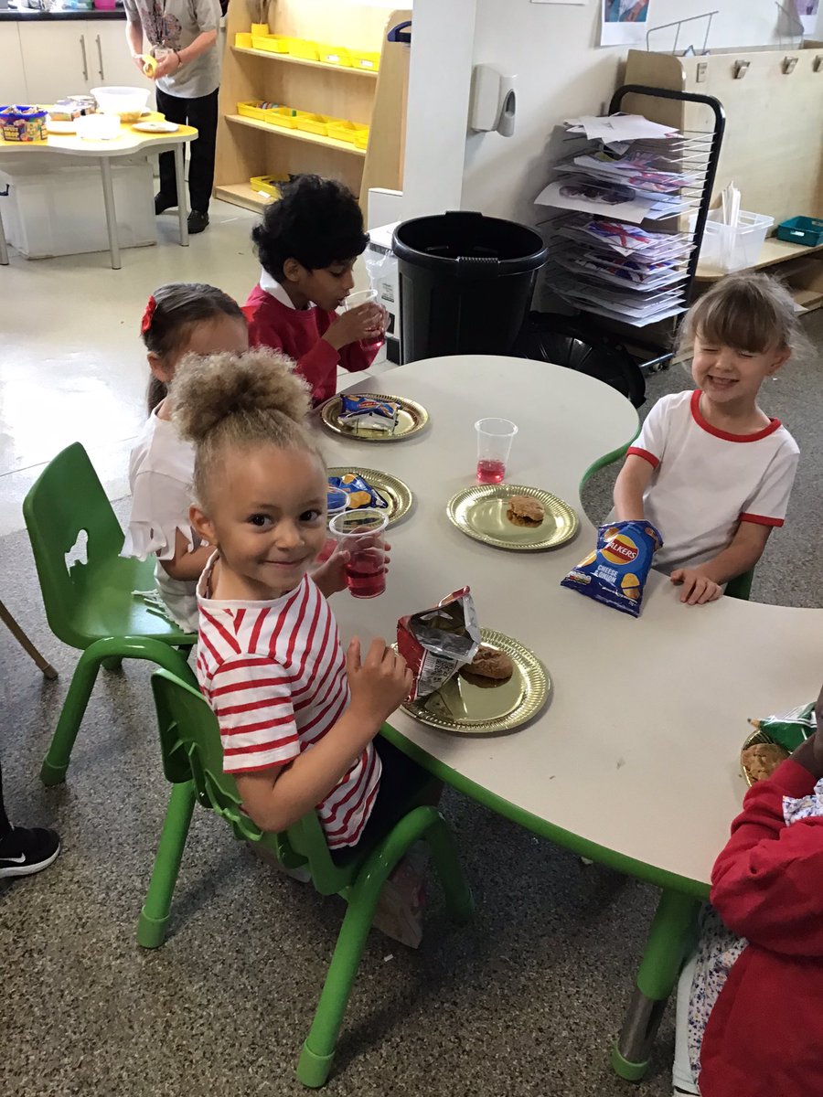 MissMalcolmHB's tweet photo. Reception Green had so much fun celebrating the Queens jubilee today 🇬🇧 https://t.co/ZP46NoAJuE