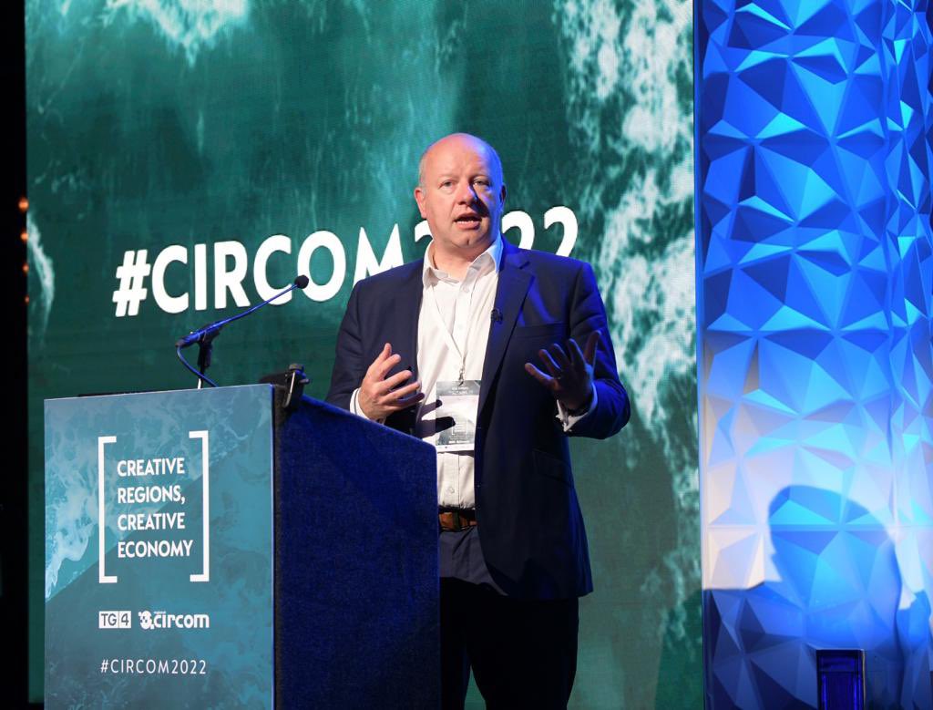 TG4TV's tweet photo. An seisiún deireanach - Aistriú Digiteach á phlé ag Neil Bennett, Nergiz Nora Westerbergh, @AleBaracchini, @mika_lavonen, @SVTKristian &amp; István Pálffy-Orbán 

#CIRCOM2022 @CIRCOMRegional https://t.co/Ezu5Rw6JmA