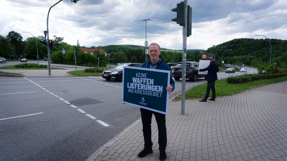 Keine Waffenlieferungen ins Kriegsgebiet!
Keinen Krieg mit deutschen Waffen!

Gemeinsam mit dem Bundestagsabgeordneten <a href="/ThomasDietz_MdB/">Thomas Dietz, MdB</a>  standen wir gestern an der B169 in Aue und präsentierten im Berufsverkehr unter großem Zuspruch der arbeitenden Bevölkerung unsere Forderungen.