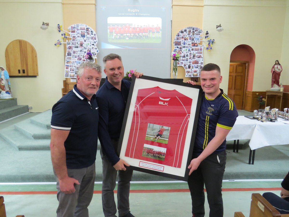 Colaiste_Einde's tweet photo. Our Senior Rugby team presented coach Bryan Casburn with a framed jersey (worn by his son Bryan in the @connachtrugby final) at our Awards Ceremony. Assisted by Mr Feeney and head of stats Mark Halliday, we are grateful for the time and effort Bryan has put into this team. https://t.co/b9YhUltzo7
