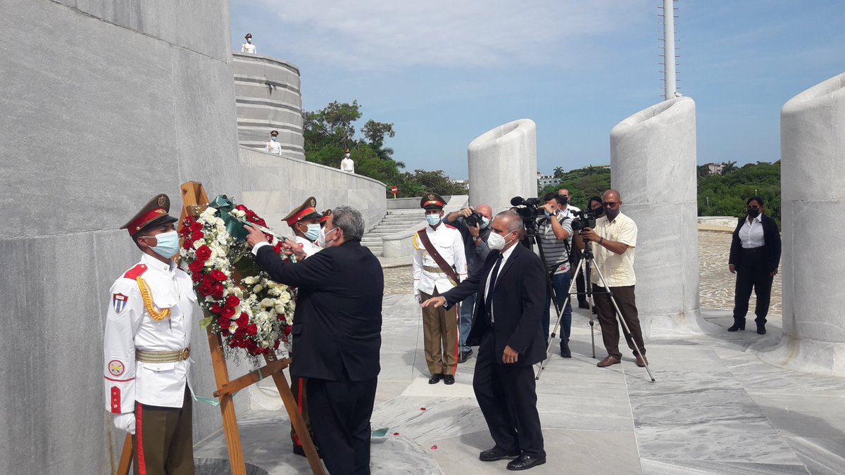 El primer ministro de San Vicente y las Granadinas, Ralph Gonsalves coloca una ofrenda floral a José Martí.