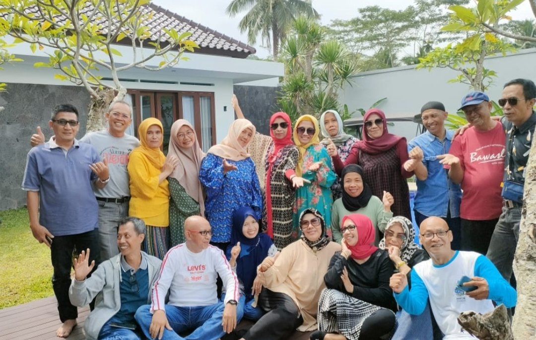 Pahlevi070707's tweet photo. Reuni "kecil" kawan-kawan SMP Angkatan 1983 dipastikan 70% kami sudah bercucu dgn predikat Kakek& Nenek 😀😀 @smpn1tasikmalaya #reunismp #silaturahmi https://t.co/XTGvXT8y0e