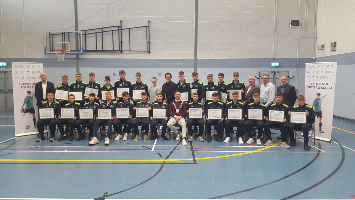 FCCTYFOOTBALL's tweet photo. Class of 21/22 presented with graduation certs today by @FAIreland MNT assist manager Keith Andrews + 🇮🇪U21 and @MotherwellFC player + former student Ross Tierney and Dep. Mayor of Fingal @DanielWhooley Tks to @Fingalcoco @FingalSports continued support @faischools https://t.co/yHJkBxyXhq