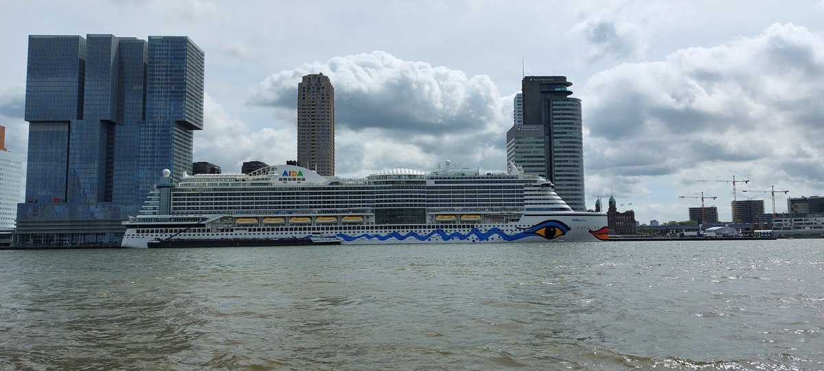 Debbievanderwal's tweet photo. #Rotterdam 💛😆 https://t.co/osiQAc8SSO