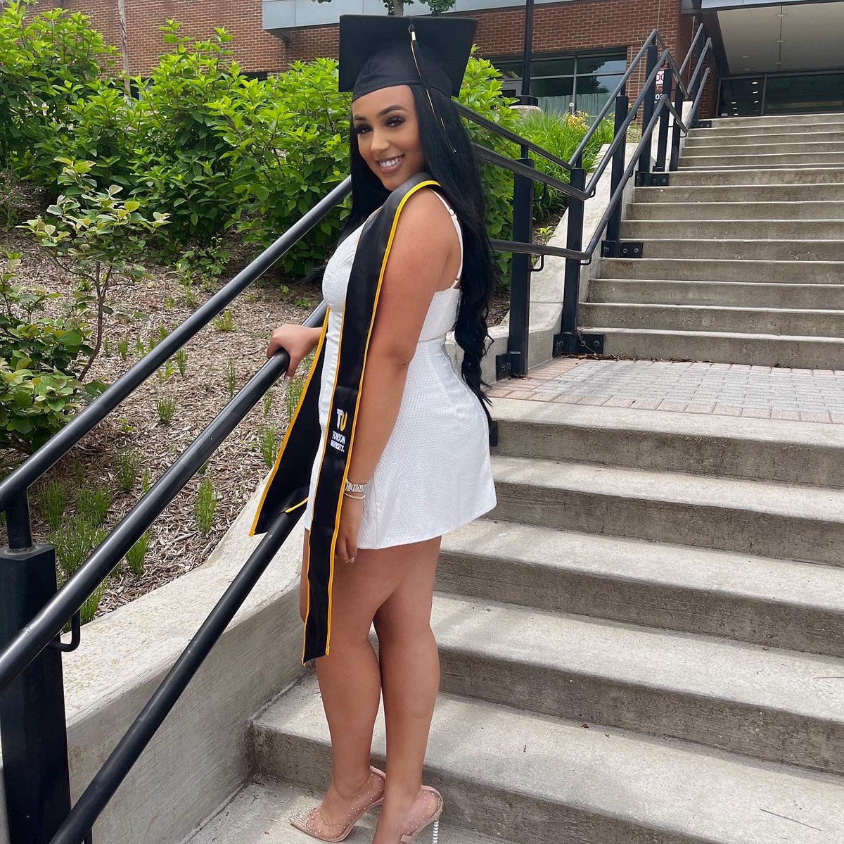 iamindiawise's tweet photo. She’s a college graduate 💛 https://t.co/T4J5QFWIEL