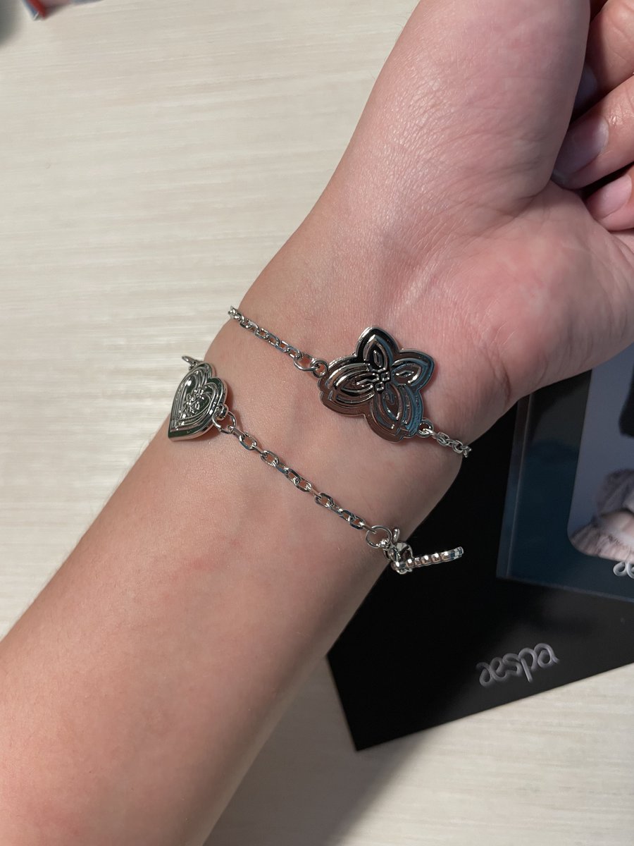 siszhimsis's tweet photo. ได้รับ bracelet savage sgs md แล้วนะคะ ของจริงคือสวยมากจนอยากร้องไห้😭😭😭รอมานานมาก เรียกได้ว่าคุ้มค่าการรอคอย กำไลก็สวยมาก ๆ (ถึงแพ็คเกจจิ้งชีเอ้ดเอมจะกระจอกเหมือนเดิม555555) ขอบคุณทางร้านมาก ๆ เลยนะคะ !!! ได้น้องหนาวจากทางร้านทั้ง ๆ ที่มีคนสั่งกำไลไปสองคนอะโอ๊ย😂😂 #mxtareview https://t.co/KhwCQPN1nA