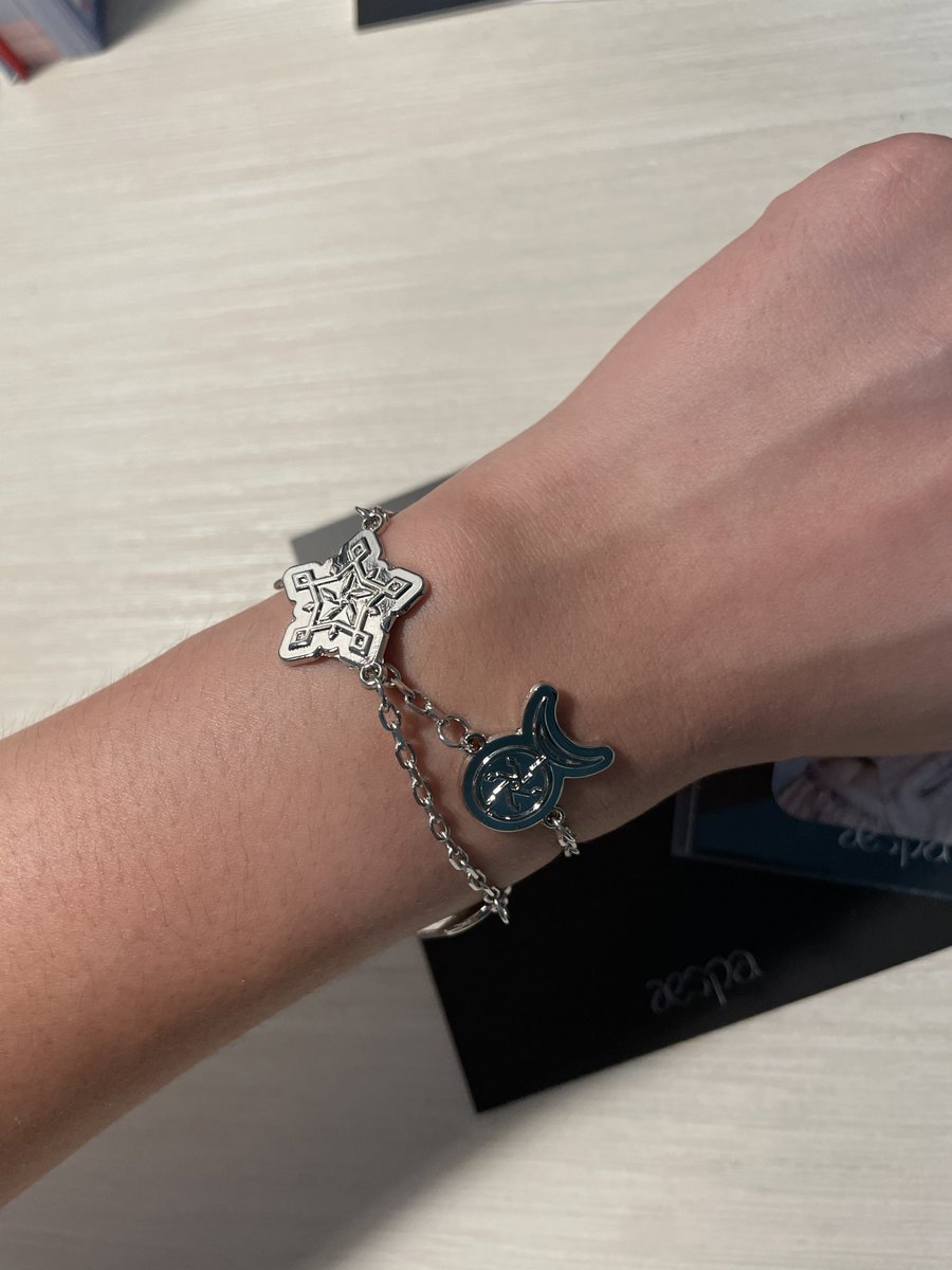 siszhimsis's tweet photo. ได้รับ bracelet savage sgs md แล้วนะคะ ของจริงคือสวยมากจนอยากร้องไห้😭😭😭รอมานานมาก เรียกได้ว่าคุ้มค่าการรอคอย กำไลก็สวยมาก ๆ (ถึงแพ็คเกจจิ้งชีเอ้ดเอมจะกระจอกเหมือนเดิม555555) ขอบคุณทางร้านมาก ๆ เลยนะคะ !!! ได้น้องหนาวจากทางร้านทั้ง ๆ ที่มีคนสั่งกำไลไปสองคนอะโอ๊ย😂😂 #mxtareview https://t.co/KhwCQPN1nA