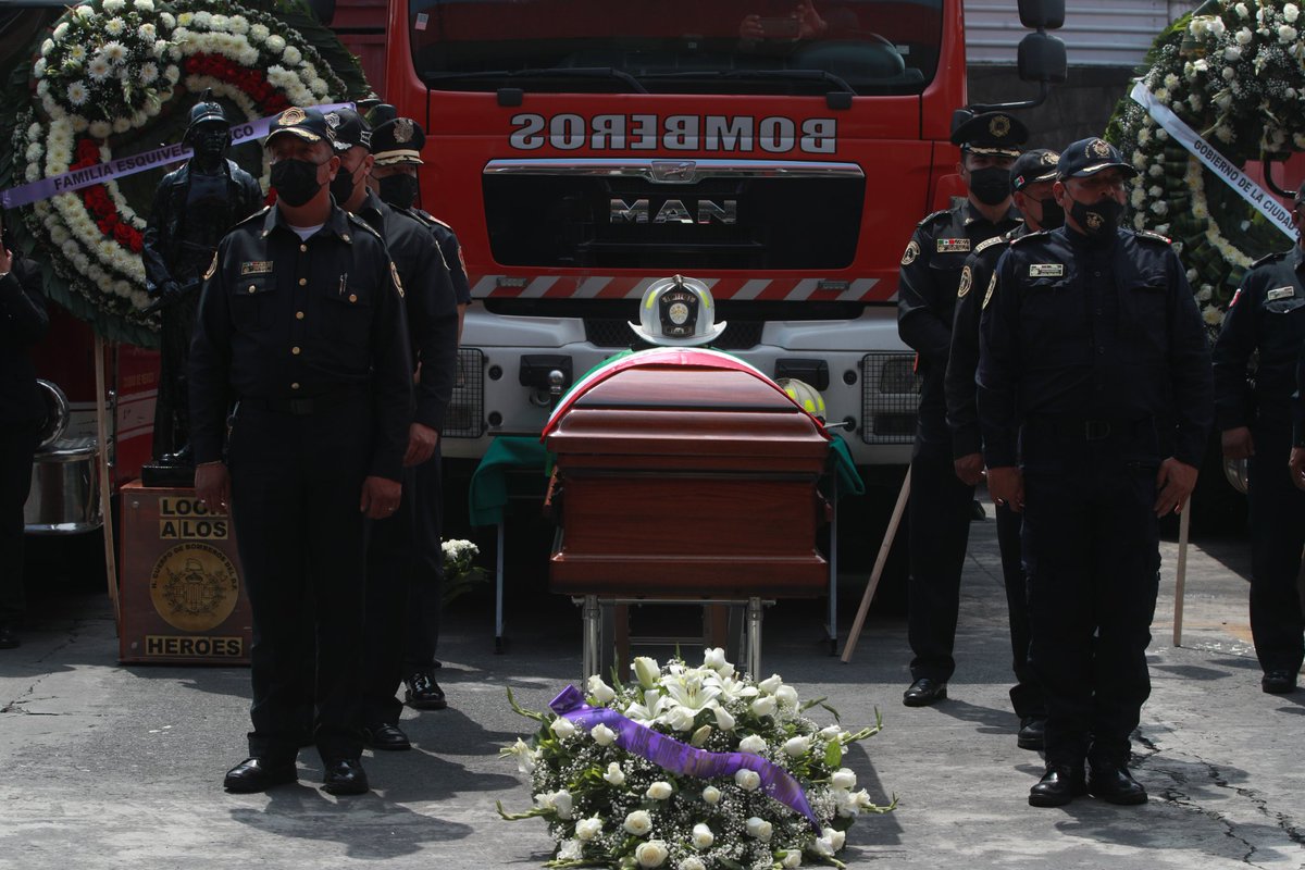 LaJornada's tweet photo. Entre vítores despiden a Raúl Esquivel Carbajal, #JefeVulcano; habrá homenaje póstumo https://t.co/Su6kAOdIIl https://t.co/dxwsscuKNI
