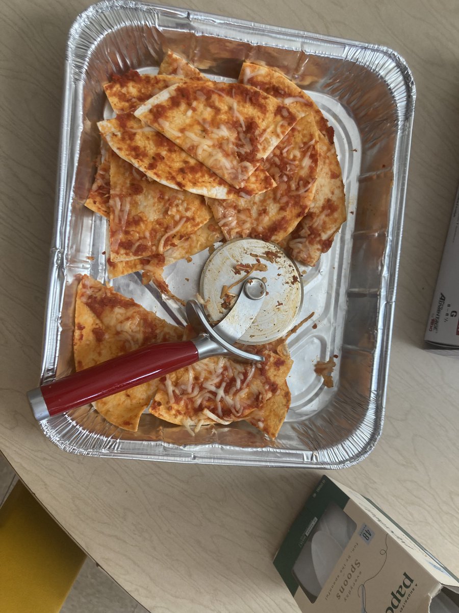 DecorsoC's tweet photo. Thank you to the BEST Cafeteria staff in Orange!  We love our pizza!🥰😀🍕🍕 https://t.co/re6GsD4VPo