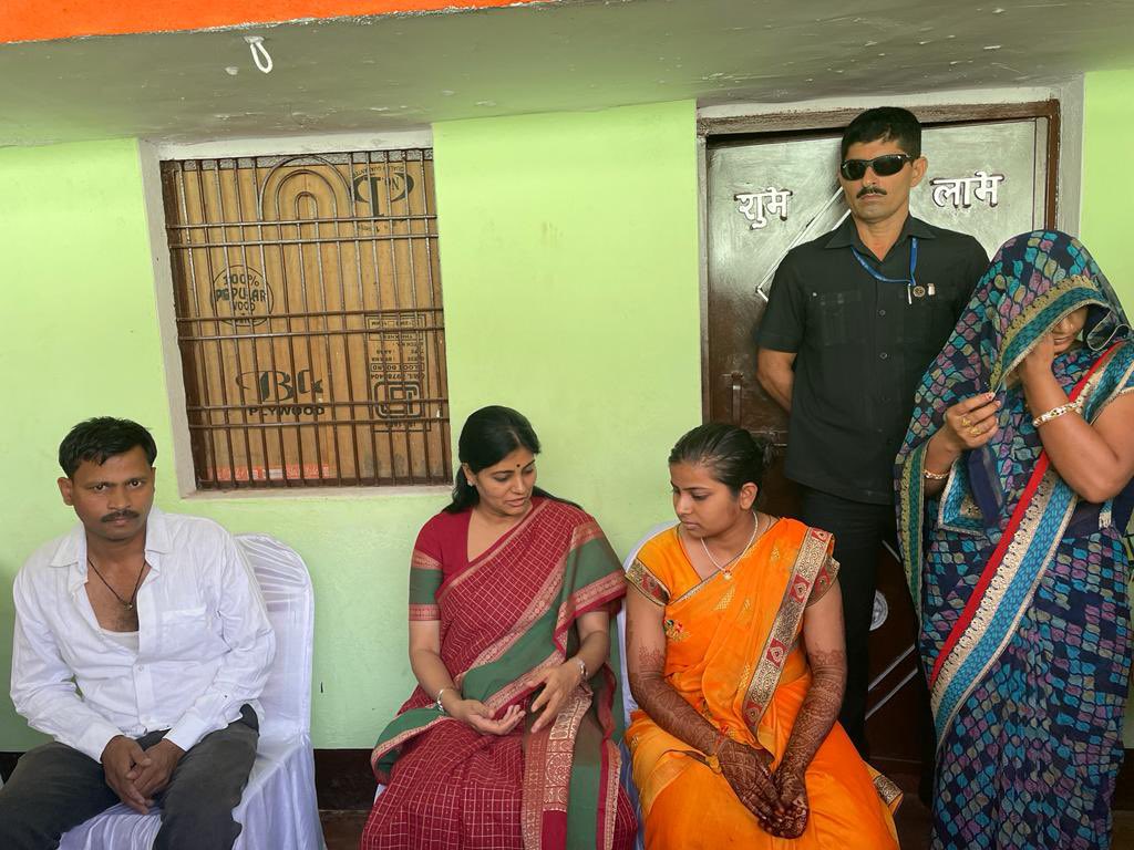 AnupriyaSPatel's tweet photo. मिर्ज़ापुर के नदिहार राजगढ़ निवासी श्री गोपाल राम कनौजिया जी की सुपुत्री के शादी समारोह में सम्मिलित होकर अपनी शुभकामनाएँ दी । https://t.co/Gf5zZvLKKZ