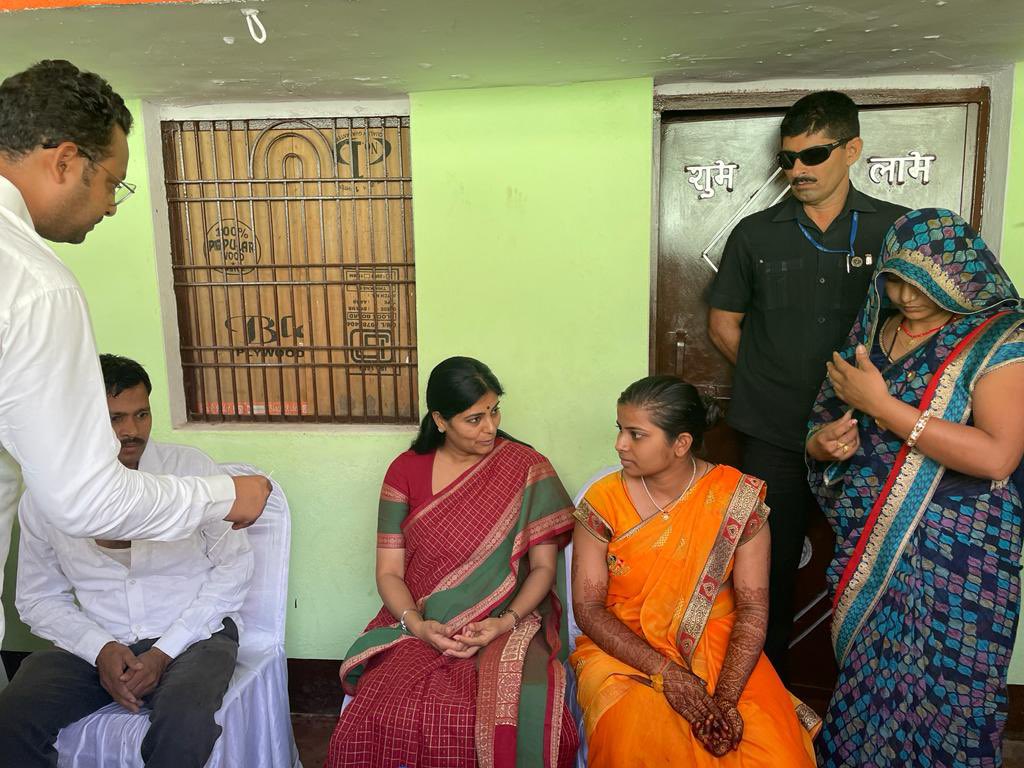 AnupriyaSPatel's tweet photo. मिर्ज़ापुर के नदिहार राजगढ़ निवासी श्री गोपाल राम कनौजिया जी की सुपुत्री के शादी समारोह में सम्मिलित होकर अपनी शुभकामनाएँ दी । https://t.co/Gf5zZvLKKZ