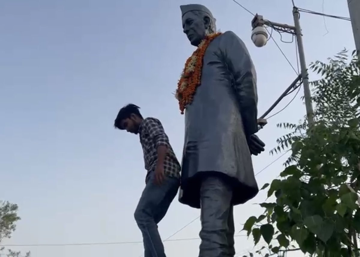 Tiwarimayank201's tweet photo. युवा ग्रुप तिवनी ब्रदर्स द्वारा धवारी  चौराहा स्थित भारत के प्रथम प्रधानमंत्री माननीय पंडित जवाहरलाल नेहरू  की प्रतिमा का अभिषेक और माल्यार्पणकिया गया ।
कुछ दिन पूर्व कुछ असामाजिक तत्वों द्वारा प्रतिमा को क्षतिग्रस्त करने की कोशिश मामले को लेकर विरोध जताया। 
#satna @satna_sp https://t.co/LnAwY6bFKG