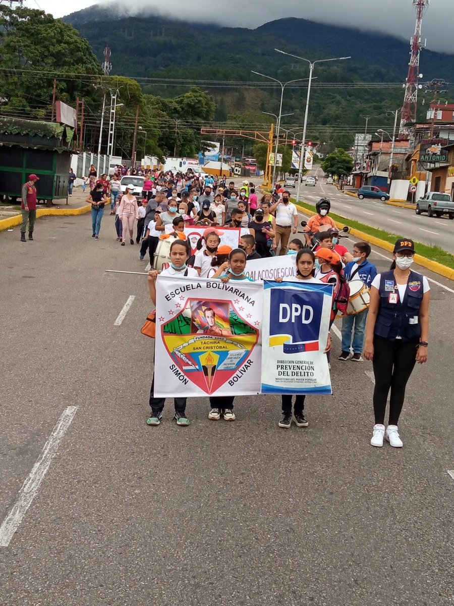 EB_SIMONBOLIVAR's tweet photo. Gran caminata ecológica Escuela-Familia y Comunidad  Contando con el apoyo de Protección Civil, Comando Nacional Guardia del Pueblo, Prevención del Delito, Patrulla escolar, Supervisora Circuital, Defensoría Educativa, y  Policía del estado Tachira   @Berzabethg1   @MPPEDUCACION https://t.co/cNx2jxeH40