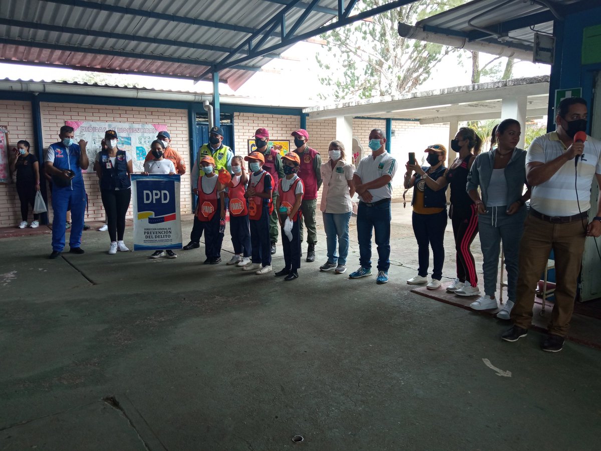 EB_SIMONBOLIVAR's tweet photo. Gran caminata ecológica Escuela-Familia y Comunidad  Contando con el apoyo de Protección Civil, Comando Nacional Guardia del Pueblo, Prevención del Delito, Patrulla escolar, Supervisora Circuital, Defensoría Educativa, y  Policía del estado Tachira   @Berzabethg1   @MPPEDUCACION https://t.co/cNx2jxeH40