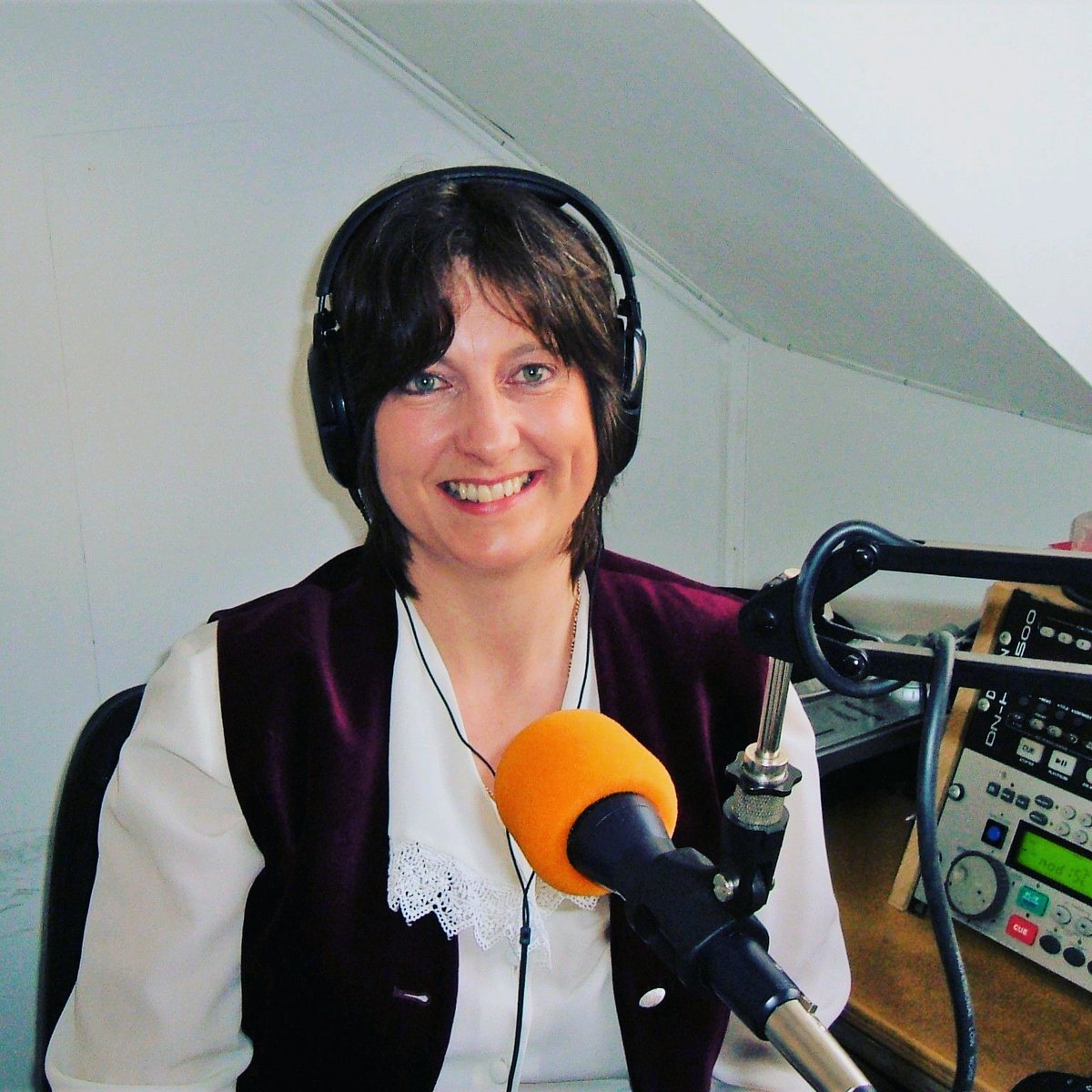 Writing_Austria's tweet photo. I'm about to be interviewed by @ukhealthradio Radio about my books Walking into Alchemy by JJ Stenhouse on her programme called Alchemy 1.01! Thanks to @ellydonovan707 for arranging. Broadcast in June. #radiointerview #walkingintoalchemy #alchemiedesgehens #healthandwellness https://t.co/ilHX3ZFyQx