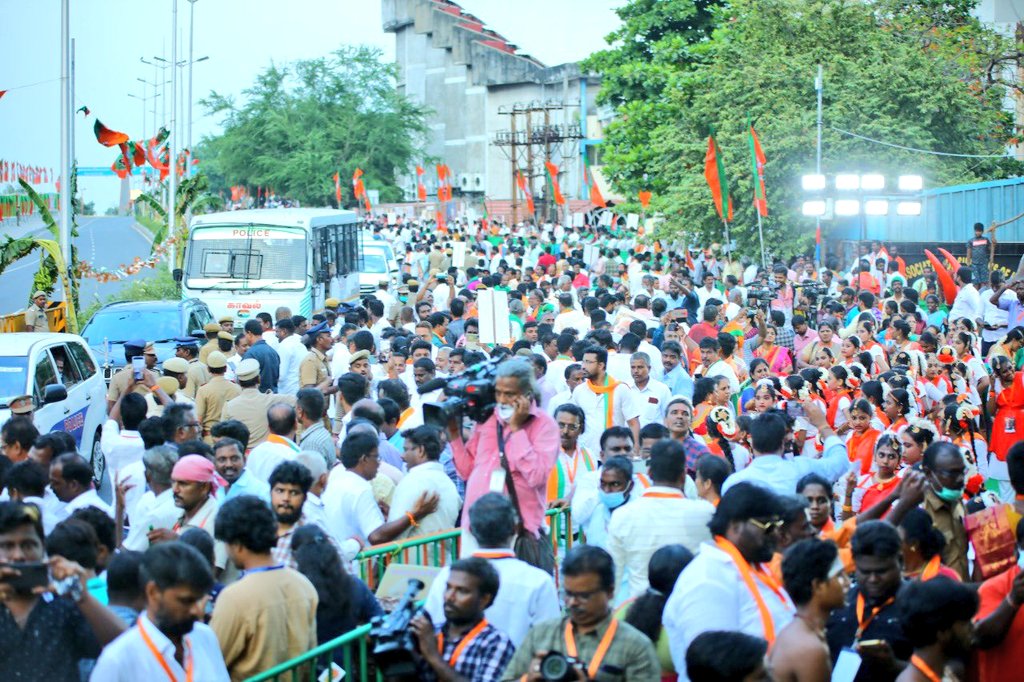 lalit16patil's tweet photo. "जनसेवक का साथ है,
विकास की हर ओर बात है"

#Vannakam_Modi https://t.co/fSr15gXPVP