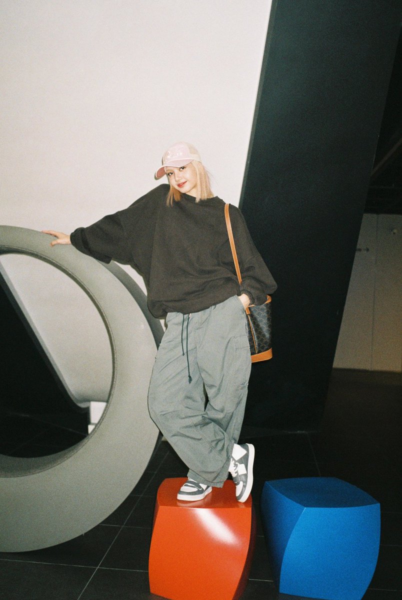LisaWeverse_'s tweet photo. 🐥Lisa On Weverse:

#L: Hi Blink. 🥰 Long time no see! 
I did MBTI again today and it came out as ispf!
That's so cool 😂 I'll have to try it again in 3 months! 
B Night!❤️

#LISA #LALISA #MONEY @BLACKPINK https://t.co/K4YeT8IIRC